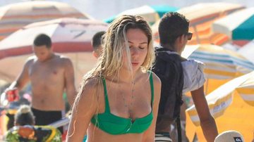 Carol Portaluppi, filha de Renato Gaúcho, exibe barriga chapada em dia de praia - AgNews