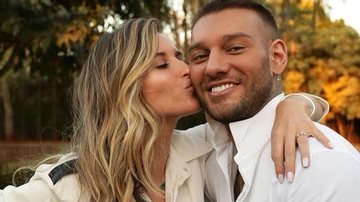 Lucas Lucco beija o barrigão da esposa, Lorena Carvalho - Reprodução/Instagram