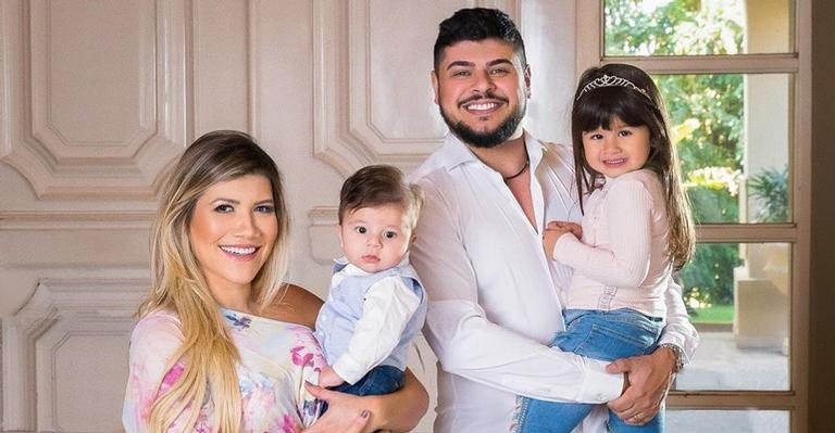 Sertanejo Cristiano e a esposa batizam o filho caçula - Reprodução/Instagram