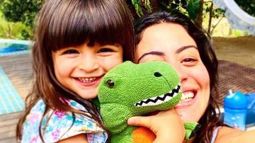 Carol Castro encanta ao surgir abraçada com a filha, Nina - Reprodução/Instagram