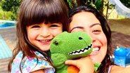 Carol Castro encanta ao surgir abraçada com a filha, Nina - Reprodução/Instagram