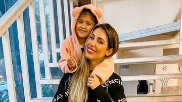 Bella Falconi publica cliques da filha com laço na cabeça - Reprodução/Instagram