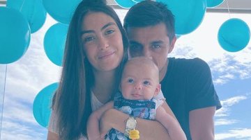 Felipe Simas posa com a esposa e o caçula, e encanta a web - Reprodução/Instagram