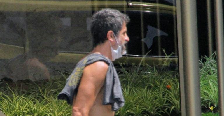 Eriberto Leão é flagrado caminhando e exibe boa forma - Daniel Delmiro / AgNews
