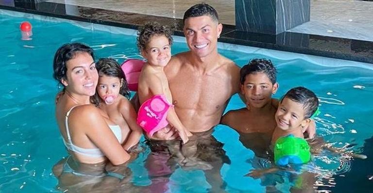 Cristiano Ronaldo posa ao lado da família em clima natalino - Reprodução/Instagram