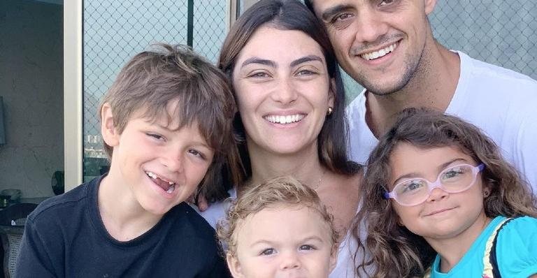 Mariana Uhlmann posa com o marido e os três filhos - Reprodução/Instagram