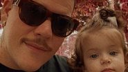 Ferrugem posa com a filha caçula no colo - Reprodução/Instagram