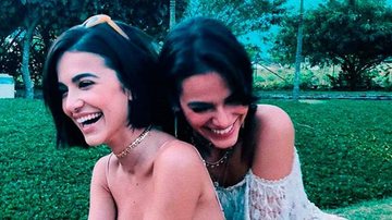 Bruna Marquezine surge sorrindo ao lado de Manu Gavassi - Foto/Instagram