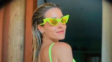 Monique Alfradique empina o bumbum e exibe corpão com biquíni neon - Reprodução/Instagram