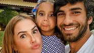 Deborah Secco posa com marido e filha em passeio de barco - Reprodução/Instagram