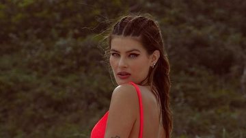 Isabeli Fontana esbanja beleza ao posar diante de cenário praiano - Reprodução/Instagram
