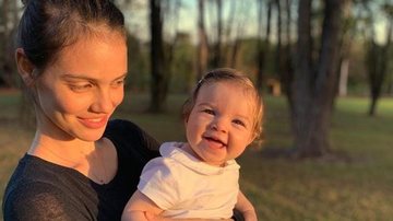 Laura Neiva se derrete por cliques da filha, Maria, e encanta fãs - Reprodução/Instagram