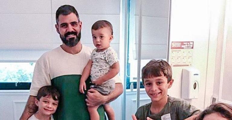Amor! Juliano Cazarré reúne família após nascimento da filha - Reprodução/Instagram