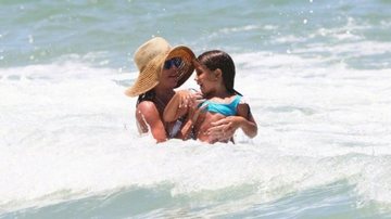 Deborah Secco e a filha aproveitam praia na Zone Oeste do Rio - Foto/AgNews