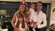 Ticiane Pinheiro derrete corações ao posar ao lado de Cesar Tralli e de suas duas filhas, Rafaella e Manuella - Reprodução/Instagram