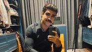 Caio Castro surge surfando em Fernando de Noronha - Reprodução/Instagram