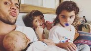 Felipe Simas compartilha clique fofo com os filhos - Reprodução/Instagram