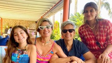 Na praia, Giulia Costa posa coladinha com sua família - Reprodução/Instagram