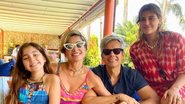 Na praia, Giulia Costa posa coladinha com sua família - Reprodução/Instagram