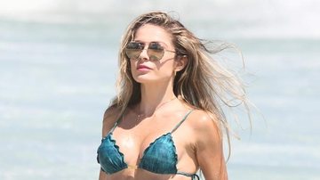 Renata Dávila é clicada com biquíni fininho em praia do Rio - Dilson Silva/Agnews