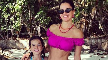 Vera Viel posa com a filha caçula durante passeio de barco em Angra dos Reis - Reprodução/Instagram