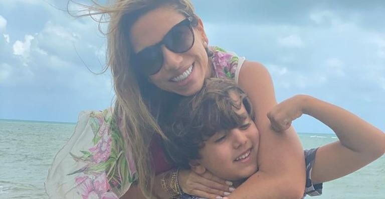 Patricia Abravanel exibe seu lado mãezona ao surfar com o filho mais velho, Pedro - Reprodução/Instagram