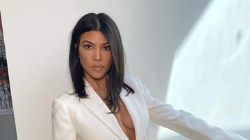Vestindo roupas coladas, Kourtney Kardashian posa diante do espelho de seu closet - Reprodução/Instagram