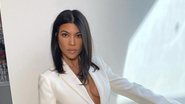 Vestindo roupas coladas, Kourtney Kardashian posa diante do espelho de seu closet - Reprodução/Instagram