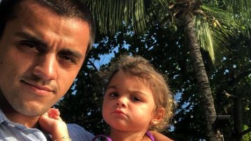 Felipe Simas posa com a filha e desabafa sobre paternidade - Reprodução/Instagram