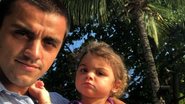 Felipe Simas posa com a filha e desabafa sobre paternidade - Reprodução/Instagram