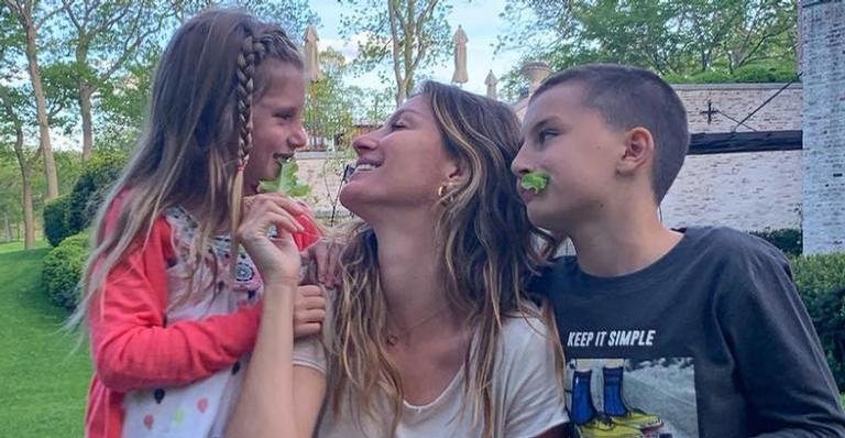 Gisele Bündchen posa com os filhos torcendo para o marido - Reprodução/Instagram