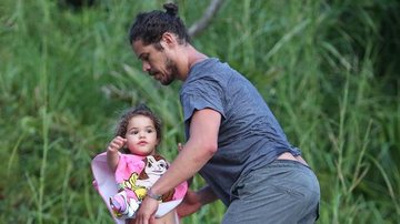 José Loreto é flagrado brincando com a filha na praia - Gabriel Rangel/AgNews