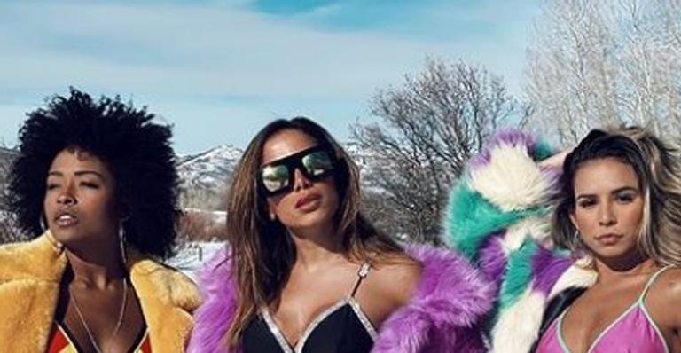 Na neve, Anitta posa de biquíni com as amigas: ''Se nevar no Brasil'' - Reprodução/Instagram