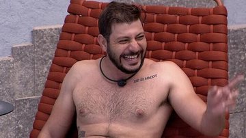 Caio brinca sobre Rodolffo usar sunga branca - Reprodução/TV Globo