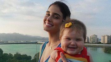 Leticia Almeida encanta ao posar com filha caçula na praia - Reprodução/Instagram