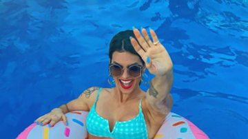 Kelly Key posa na piscina e impressiona com barriga trincada - Reprodução/Instagram