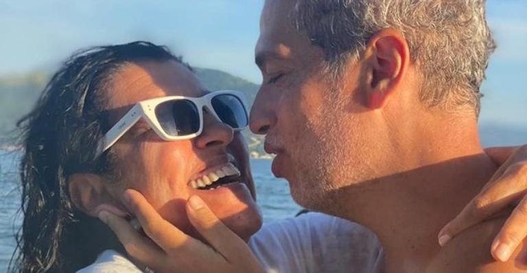 Regina Casé encanta ao posar agarradinha com o marido - Reprodução/Instagram