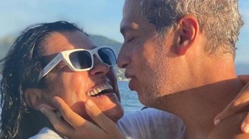 Regina Casé encanta ao posar agarradinha com o marido - Reprodução/Instagram