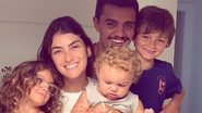 Mariana Uhlmann posa ao lado de Felipe Simas e dos filhos - Reprodução/Instagram