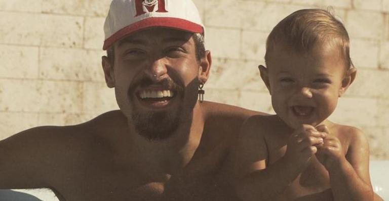 Vinicius Martinez posa com o filho em frente a Torre Eiffel - Reprodução/Instagram
