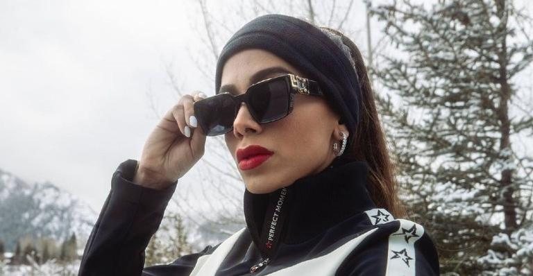 Anitta resgata registro onde aparece esquiando de biquíni - Reprodução/Instagram