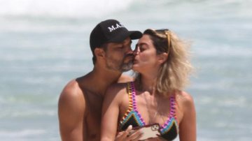 Carol Castro e Bruno Cabrerizo são flagrados em clima de romance na praia - Dilson Silva/AgNews