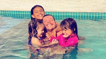 Ferrugem posta foto das três filhas se divertindo juntas - Reprodução/Instagram