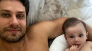 Ex-BBB Eliéser Ambrósio toma banho de banheira com o filho - Reprodução/Instagram