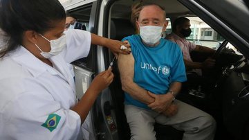 Renato Aragão toma vacina contra a Covid-19 - AgNews