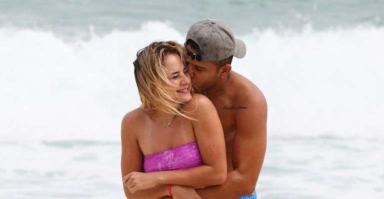 Tierry e Gabi Martins são flagrados em clima de romance na praia - Dilson Silva/AgNews