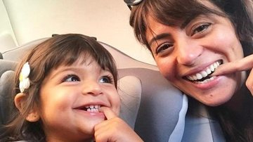 Carol Castro encanta ao posar em piscina com a filha, Nina - Reprodução/Instagram