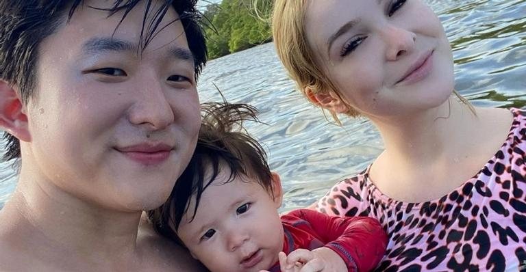 Pyong Lee posa coladinho com a esposa, Samy Lee e o filho, Jake - Foto/Instagram