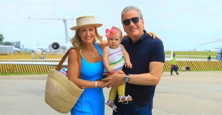 Roberto Justus ao lado da esposa, Ana Paula Siebert e a filha, Vicky - Foto/Instagram