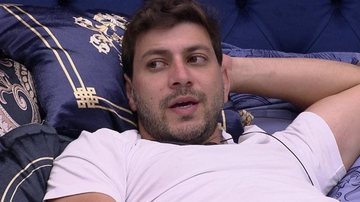 BBB21: Caio conta que fraturou o pé e ficará fora das provas - Reprodução/TV Globo